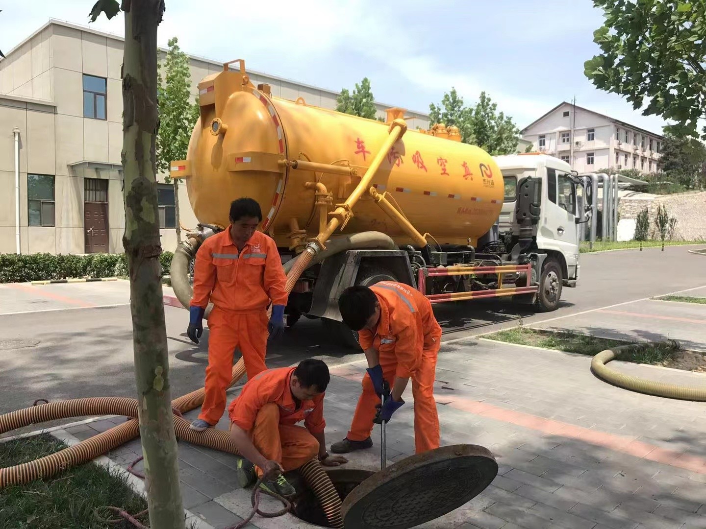 阳江镇管道疏通车停在窨井附近