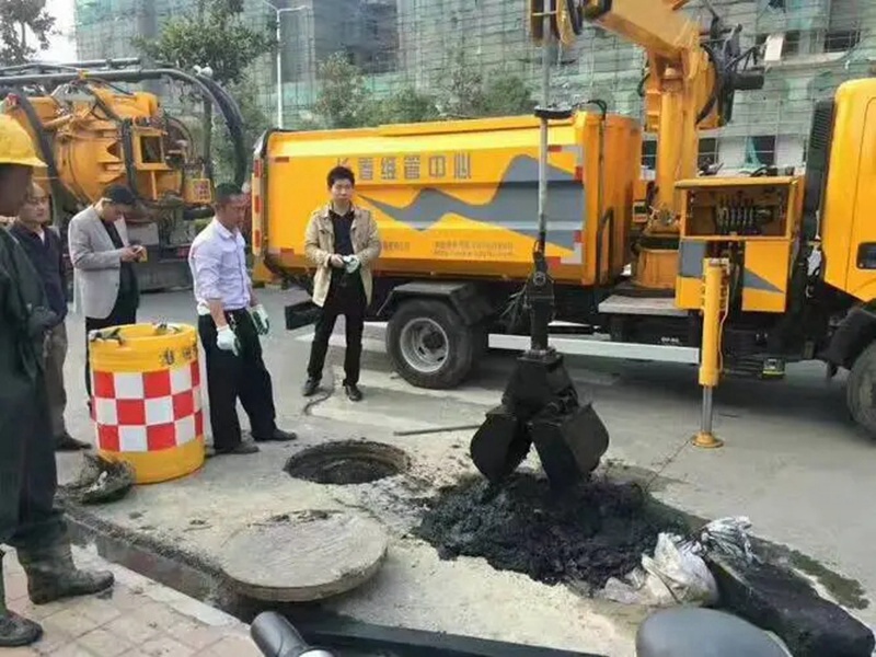 阳江镇街道：网格员化身“清道夫”，为民解忧疏通“堵心”化粪池