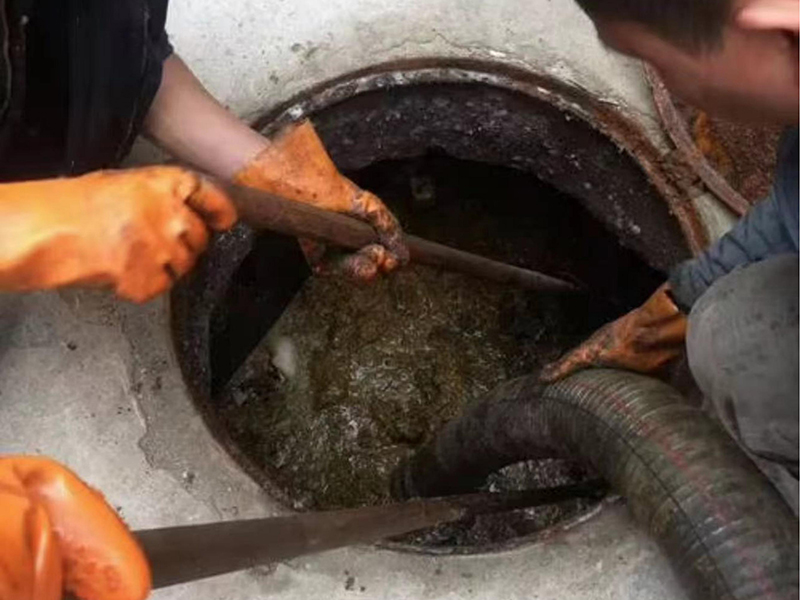 阳江镇清理化粪池时如何避免沼气的危害?